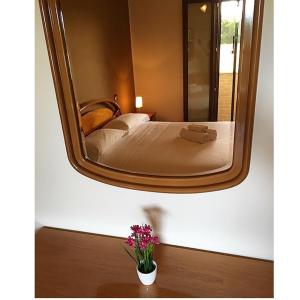 圣乔治奥迪曼托马志尼公寓的墙上的镜子,房间里的床