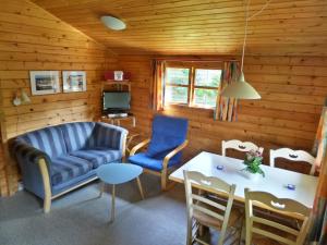 阿灵厄林霍尔特家庭露营地的客厅配有沙发和桌子