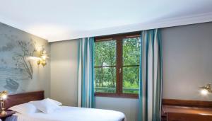 多朗库尔海盗酒店的一间卧室设有一张床和一个窗口