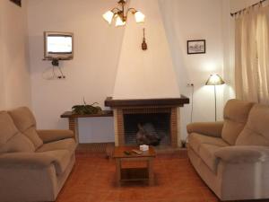 普拉多德尔雷恩托斯4号公寓酒店的客厅设有两张沙发和一个壁炉