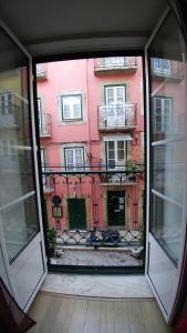 里斯本上城区卡萨斯酒店的从开放式窗户欣赏建筑景致