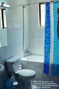 迈滕西约Casa en Marbella的一间带卫生间和浴缸的浴室