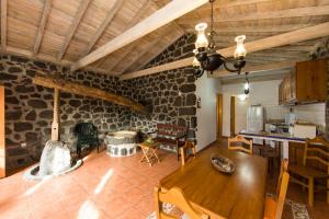 Santa LuziaCasa do Alambique的一间带木桌的客厅和一间厨房