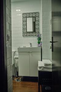 昆卡Apartamentos 1177的白色的浴室设有水槽和镜子