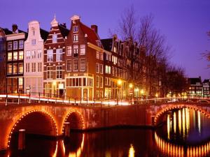 阿姆斯特丹莫扎特酒店的一座城市的河上过夜的桥梁