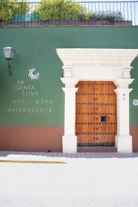 乔卢拉Quinta Luna的建筑前的一面墙,有木门