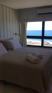 萨尔瓦多Lindo Apto em Ondina com Vista的一间卧室设有一张大床,享有海景