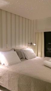 萨尔瓦多Lindo Apto em Ondina com Vista的一间卧室配有一张带白色床单的大床