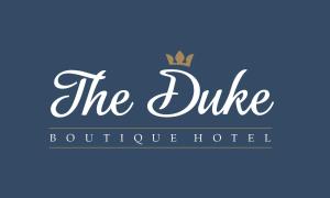 维多利亚公爵精品酒店 的公爵精品酒店的标志,带有皇冠
