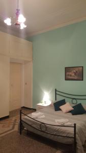 热那亚皇家套房旅馆的一间卧室配有一张带两个灯的床