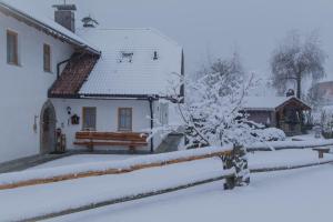 圣洛伦佐-迪塞巴托Stockerhof的雪覆盖的房屋,有栅栏