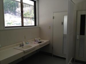 盛冈亚希诺亚多旅馆的一间带水槽、窗户和镜子的浴室