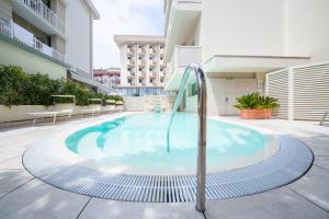 里乔内亚历山大酒店的一座大楼内一个带水滑梯的游泳池
