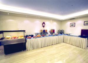 雅典经济酒店的在酒店客房内的自助餐,展示食物