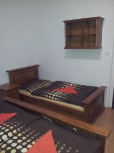 卡什佩尔斯凯霍里ČS Robin Oil Kašperské Hory的一间卧室配有一张木架床