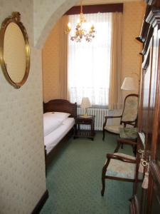 汉堡斯蒂芬酒店的一间卧室配有一张床、镜子和椅子
