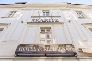 布拉迪斯拉发SKARITZ Hotel & Residence的大楼一侧的酒店和住宅标志