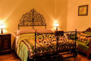 诺维利古雷卡希纳夫乐特农家乐的一间卧室配有一张床、两盏灯和一把椅子