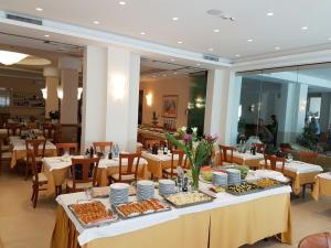 索托马里纳皮内塔酒店的餐厅的餐桌上放着食物