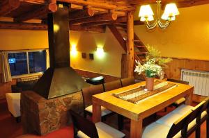 卡薇亚惠Hotel y Cabañas del Nevado的一间带桌子和炉灶的客厅
