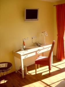Fockbek兰德豪斯吉奥尼酒店的一张桌子,房间配有电视和椅子