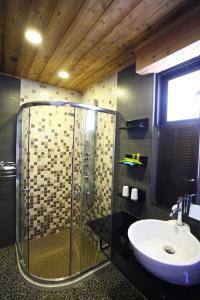 吉安松町的带淋浴和盥洗盆的浴室