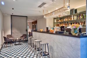 瓦莱塔La Falconeria Hotel的餐厅内的酒吧,设有凳子和柜台