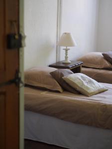 Vernoux-en-VivaraisThe lodges of Monepiat的一间卧室配有两张床,桌子上配有一盏灯