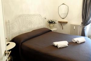 罗马La Rosa del Vaticano Luxury Apartment的一间卧室配有一张大床和两条毛巾
