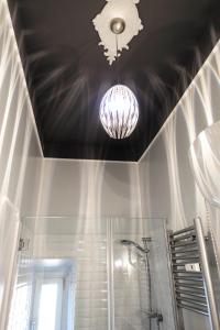 罗马La Rosa del Vaticano Luxury Apartment的浴室的天花板上挂着吊灯