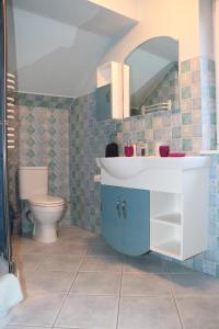 格丁尼亚麦格纳别墅酒店的一间带水槽和卫生间的浴室