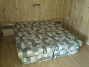 帕维西纳勒霍塔Privat 107的木墙客房内的一张大床