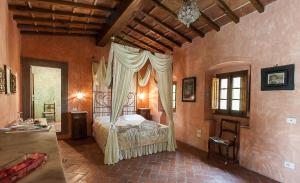 塞斯托-菲奥伦蒂诺Villa Il Paradisino的一间卧室配有一张带天蓬的床
