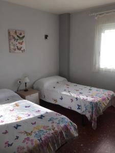 内尔哈艾迪费西奥阿卡普尔客公寓的一间卧室设有两张床和窗户。