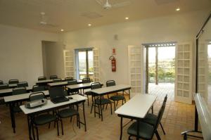 圣安东尼奥杜雷特VOA Mirante Do Café的教室里配有桌椅