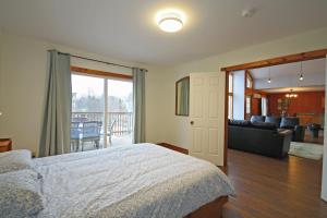 蓝山Summit Ridge 6的一间卧室设有一张床和一间客厅。