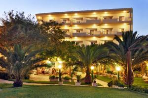 纳弗帕克托斯Flisvos Hotel Nafpaktos的前面有棕榈树的酒店