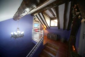 拉斯普纳El Capricho de Nieves的带有蓝色墙壁和吊灯的楼梯