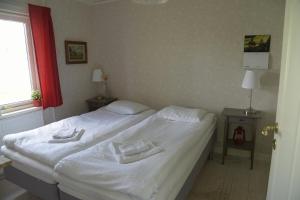 PuoltikasvaaraPuoltikasvaara 3的卧室配有白色的床和2条毛巾