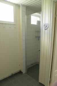 PuoltikasvaaraPuoltikasvaara 3的浴室里设有玻璃门淋浴