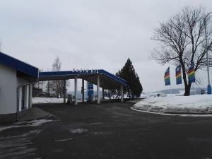 卡什佩尔斯凯霍里ČS Robin Oil Kašperské Hory的雪中带蓝色屋顶的加油站