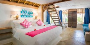 吉利阿尔日出度假村的卧室配有一张粉红色的大白色床