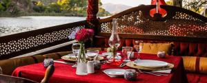 达利安Aydos Suites的船上的一张桌子和红色的桌布