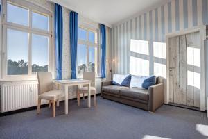 塞巴特阿尔贝克塞西洛彻别墅酒店的带沙发、桌子和窗户的客厅