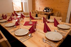 布兰斯科斯特拉卡特考恩酒店的长木桌,带盘子和餐巾及酒杯