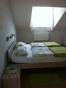DunaszekcsőLandgasthof Hegau的一间小卧室,配有床和窗户