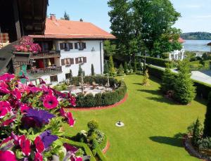 巴特维塞Hotel Alpenhof的享有花园房屋的空中景致