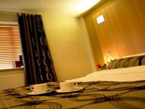威瑞格林汽车旅馆，利比豪尔乡村的一间卧室,配有一张桌子上的两杯床
