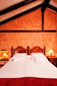 洛斯雷亚莱霍斯拉斯维加斯兰纳达斯乡村酒店的卧室配有一张带白色床单和枕头的大床。