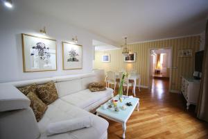 卢布尔雅那维拉明卡公寓式酒店的客厅配有白色的沙发和桌子